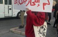 مواطن يمنعه رفاقه من حرق نفسه في بلدة مجدلا