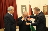 محمود عباس يمنح الامين العام للصليب الاحمر اللبناني جورج كتاني 